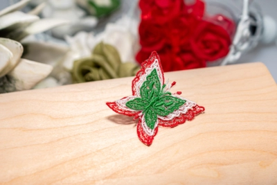 Hímzett kitűző <br> 3D pillangó
