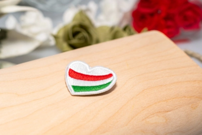 Hímzett kitűző <br> Szív fehér szegéllyel íves