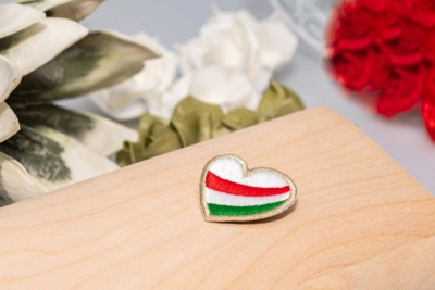 Hímzett kitűző <br> Szív arany szegéllyel íves