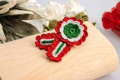 Horgolt kitűző <br>kokárda 2